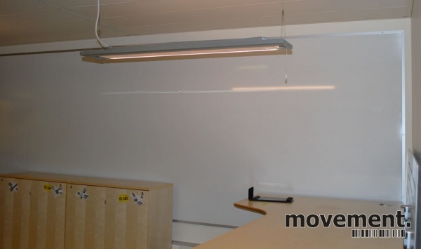 Solgt!Stort vegghengt whiteboard med - 2 / 2