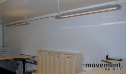Stort vegghengt whiteboard med sølvgrå ramme, 150x700 cm, pent brukt