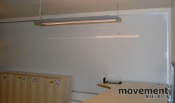 Stort vegghengt whiteboard med sølvgrå ramme, 150x700 cm, pent brukt