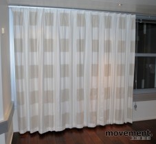 Gardiner: Doble lystette gardiner i krem / natur, ca 230 cm lengde, pent brukt