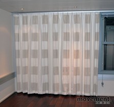Gardiner: Doble lystette gardiner i krem / natur, ca 230 cm lengde, pent brukt