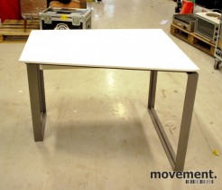 Asymmetrisk skrivebord i hvitt / grått med frontpanel, 100x80 cm, pent brukt
