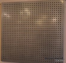 Butikkinnredning: Piggvegg/ perforerte stålplater for veggmontering, pent brukte