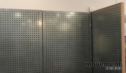 Butikkinnredning: Piggvegg/ perforerte stålplater for veggmontering, pent brukte
