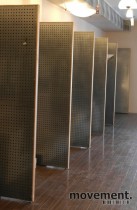 Butikkinnredning: Piggvegg/ perforerte stålplater for veggmontering, pent brukte