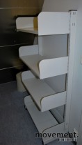 Lagerhyller i hvitlakkert stål, 150 cm høyde, 78 cm bredde, pent brukt