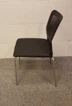 Konferansestol i sort stoff / sort plast / krom fra Narbutas, modell Wait, NY / UBRUKT