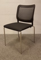 Konferansestol i sort stoff / sort plast / krom fra Narbutas, modell Wait, NY / UBRUKT