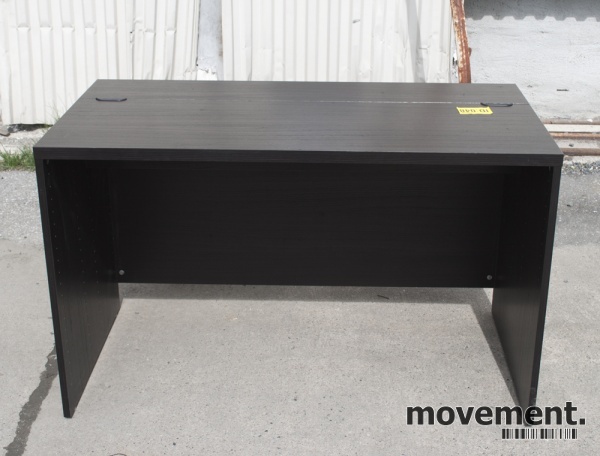 IKEA Bestå skrivebord i brunbeiset tre,120x60 cm, pent brukt IKEA Bestå skrivebord i brunbeiset tre,120x60 cm, pent brukt
