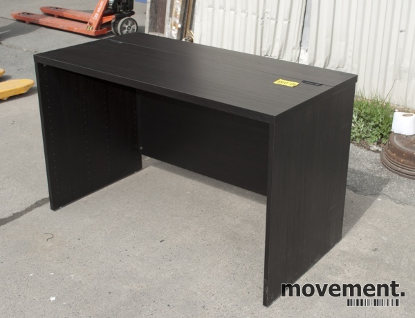 IKEA Bestå skrivebord i brunbeiset tre,120x60 cm, pent brukt IKEA Bestå skrivebord i brunbeiset tre,120x60 cm, pent brukt