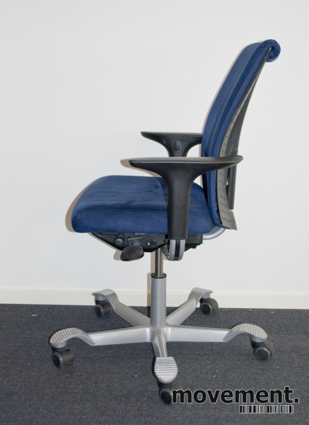 Håg H05 5500 kontorstol i blå mikrofiber(Comfort 0040), pent Ergonomisk kontorstol Håg Capisco 8106 igrå mikrofiber, 69cm