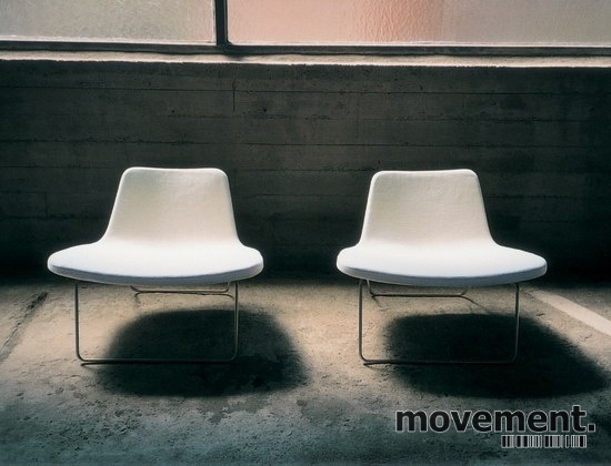 Ray Lounge Chair by Hay, design JakobWagner, i hvitt skinn Ray Lounge Chair by Hay, design JakobWagner, sort skinn