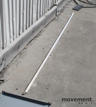 Stålrør i hvitlakkert stål, 250 cm lengde, Ø=2.5 cm, pent brukt