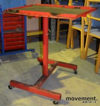 Verkstedtralle / skruebord / verkstedbord på hjul, med gummimatte for skruer, brukt