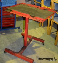 Verkstedtralle / skruebord / verkstedbord på hjul, med gummimatte for skruer, brukt