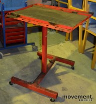 Verkstedtralle / skruebord / verkstedbord på hjul, med gummimatte for skruer, brukt