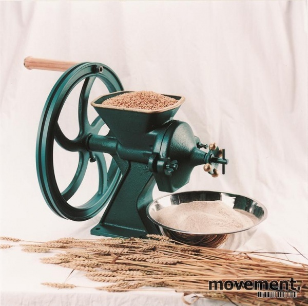 Solgt!Manuell kornkvern / melkvern - 1 / 9