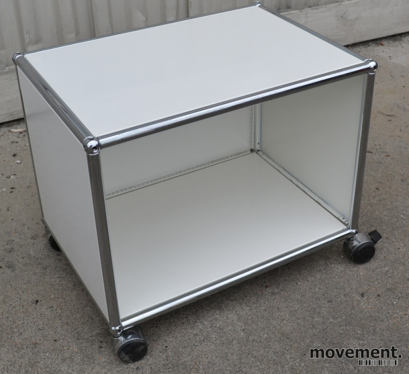 Solgt USM Haller Lite Bord P Hjul nattbord I Hvitt krom Pent Brukt solgt-usm-haller-lite-bord-p-hjul-nattbord-i-hvitt-krom-pent-brukt