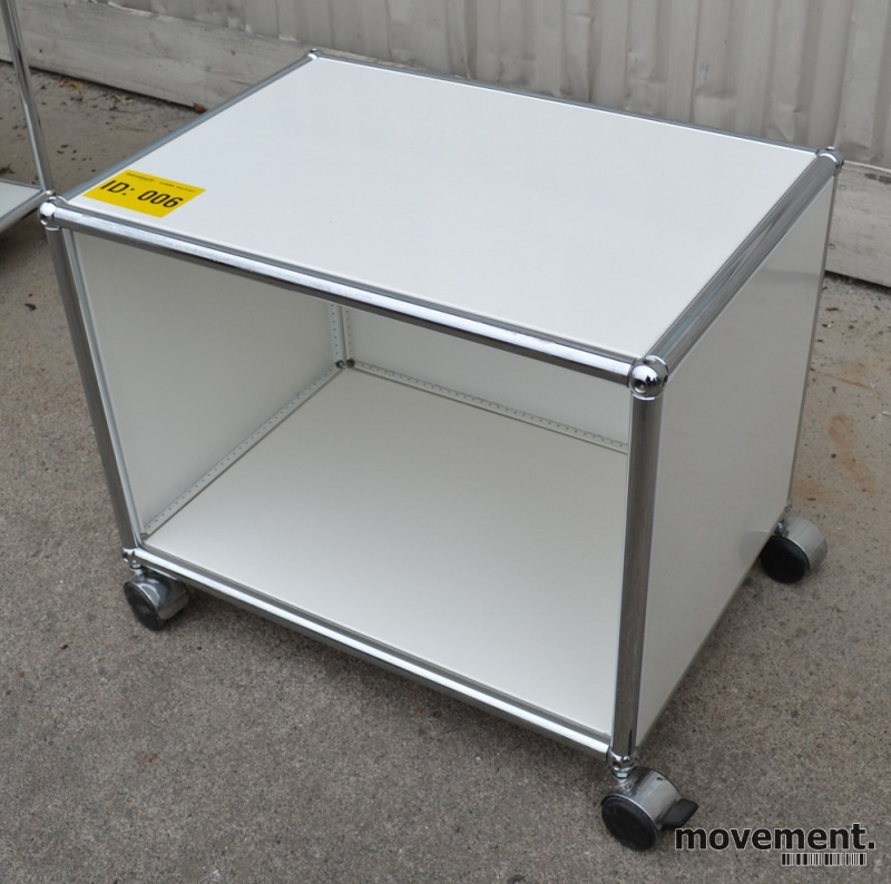 Solgt USM Haller Lite Bord P Hjul nattbord I Hvitt krom Pent Brukt solgt-usm-haller-lite-bord-p-hjul-nattbord-i-hvitt-krom-pent-brukt