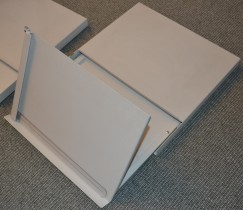 Manuskriptholder i metall, kan skyves under skjerm når den ikke er i bruk, pent brukt
