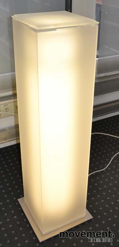 Solgt!Pidestall i frostet plexiglass, - 1 / 2