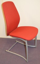 Kinnarps Plus 376 konferansestol i rødt stofftrekk, grått understell, pent brukt