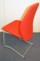 Kinnarps Plus 376 konferansestol i rødt stofftrekk, grått understell, pent brukt