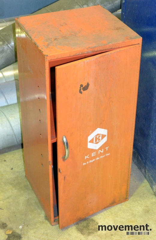 Solgt!Lite, orange veggskap fra verksted - 1 / 3
