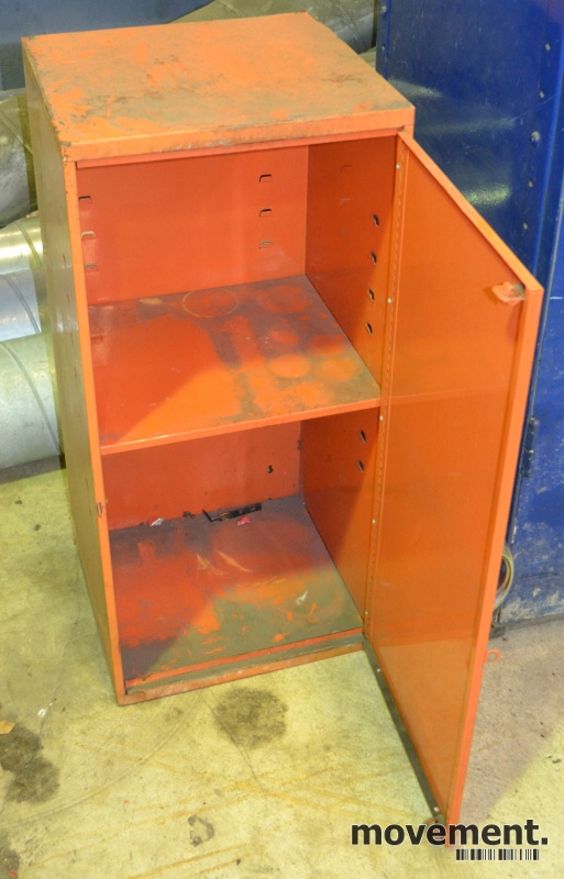 Solgt!Lite, orange veggskap fra verksted - 2 / 3