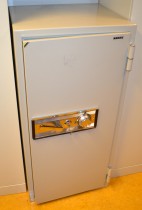 Brannsafe fra Nordic Safe med kode og nøkkel, 59cm bredde, 120cm høyde, pent brukt