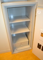Brannsafe fra Nordic Safe med kode og nøkkel, 59cm bredde, 120cm høyde, pent brukt