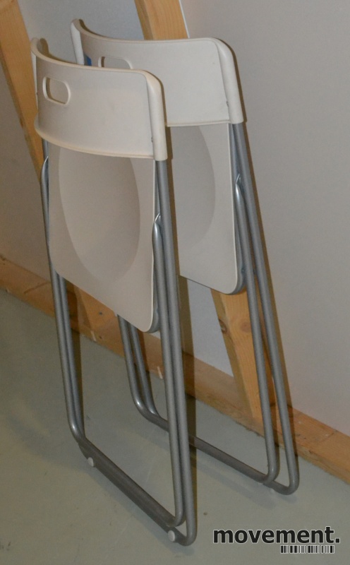 Ikea klappstol Jeff i hvit plast grålakkert metall, pent brukt Ikea klappstol Jeff i hvit plast grålakkert metall, pent brukt