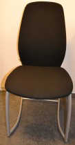 Kinnarps Plus 376 konferansestol i sort stofftrekk, grått understell, pent brukt