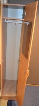 Smalt garderobeskap i bøk for kontor, 184,5cm høyde, pent brukt