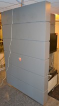 Skillevegg / romdeler i grått, solid sak, 140 x 140cm, formet som en T, pent brukt