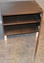Lite skap i brunt, med glassdør, 60cm bredde, 48,5cm høyde, pent brukt