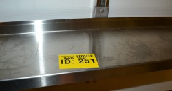 Vegghengte hyller i rustfritt stål for storkjøkken, 160cm bredde, 2 hyller, pent brukt