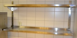 Vegghengte hyller i rustfritt stål for storkjøkken, 130cm bredde, 2 hyller, pent brukt
