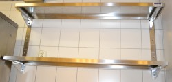 Vegghengte hyller i rustfritt stål for storkjøkken, 130cm bredde, 2 hyller, pent brukt