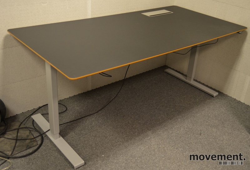 Solgt!Montana DJOB hevsenk-skrivebord med - 1 / 6