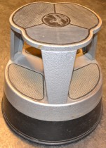Vintage skammel / krakk på hjul i grålakkert metall KIK-STEP, pent brukt