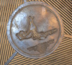Vintage skammel / krakk på hjul i grålakkert metall KIK-STEP, pent brukt