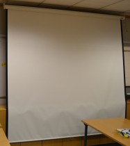 Prosjektorlerret / nedtrekkslerret / filmlerret fra DA-LITE, 238x238cm, pent brukt