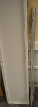 Lagerhyller / arkivhyller i hvitlakkert stål, 141 løpemeter, med hylle, pent brukt