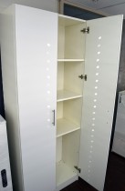 Garderobeskap / høyskap i hvit laminat, 80cm bredde, 40cm dybde, 203,5cm høyde, pent brukt