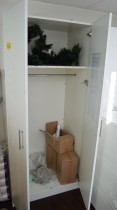 Garderobeskap / høyskap i hvit laminat, 175cm bredde, 60cm dybde, 203,5cm høyde, pent brukt