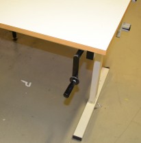Pakkedisk / pakkebord med hylle i hvitt. Manuell hev/senk. Pent brukt