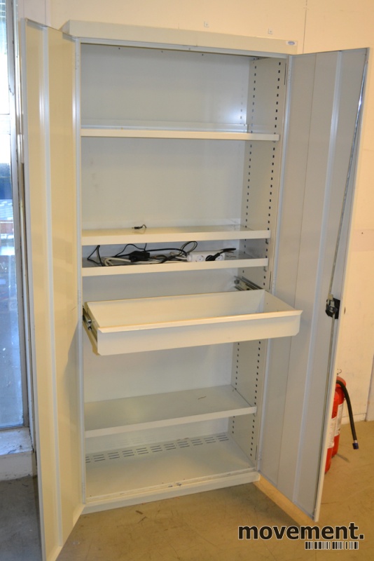 Solgt!Låsbart lagerskap i hvitlakkert - 1 / 2