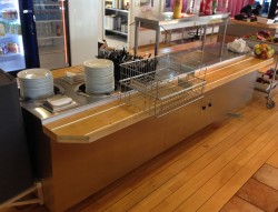 Varmmatbuffet med tallerkenholdere, serviettdispenser, varmeplate med topp. Brukt.