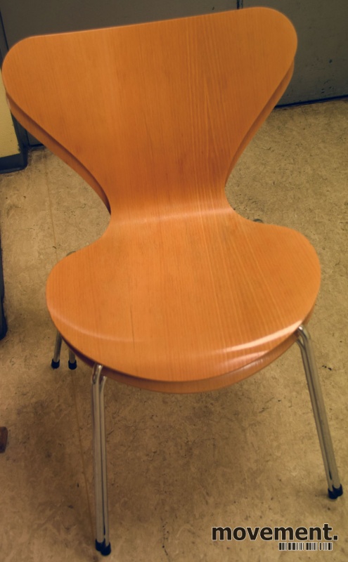 Arne Jacobsen 7er stoler i bøkkrom, 2stk selges samlet Arne Jacobsen. Par T stole model 3103 (2) |